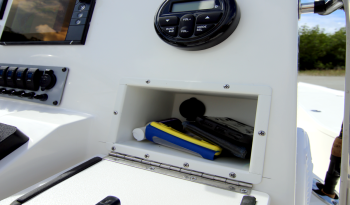 bay-boat-sea-born-fx21-center-console-storage