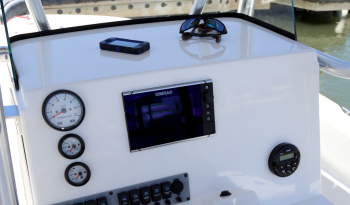 center-consoles-boats-with-removable-windsheild-simrad