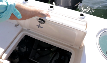 lx26-center-console-aft-underseat-bilge-systems-access