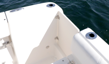 lx26-center-console-rear-transome-door-closed