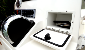 sea-born-fx22-bay-boat-console-storage