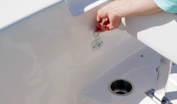 sea-born-lx26-center-console-forward-usb-power-ports