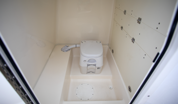 sea-born-lx26-center-console-interior-in-console-head
