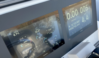 sea-born-push-button-switches-standard-twin-garmin-displays-lx-center-console