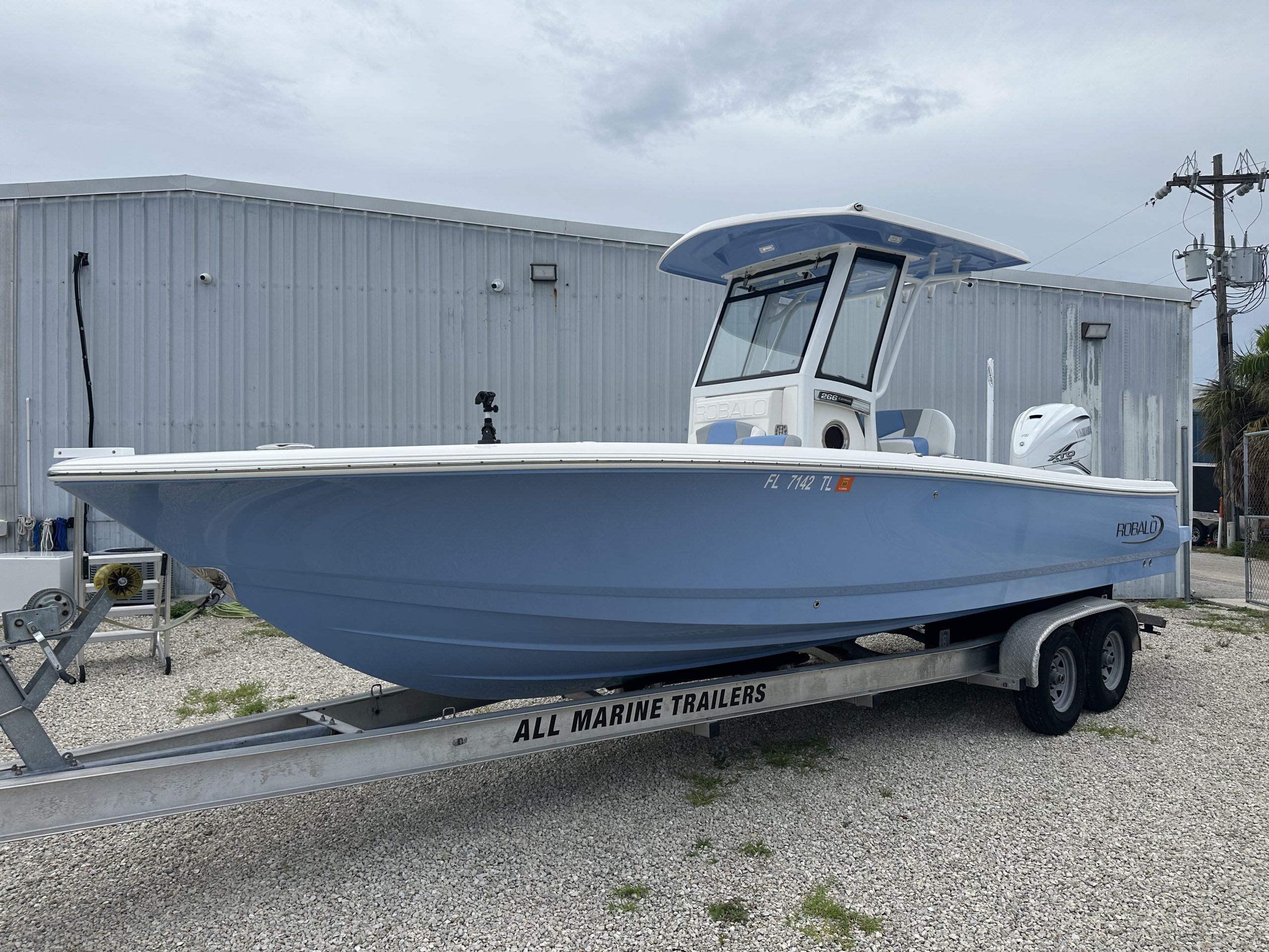 2023 Robalo 266 Cayman with a Yamaha 425 with only 92 hours